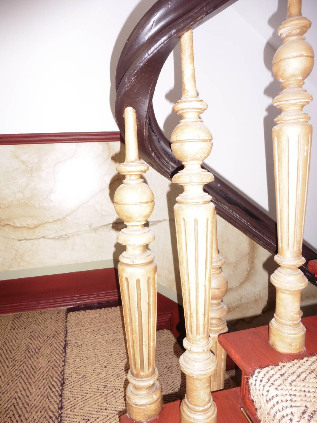 Das Berliner Altbau - Treppenhaus in der Goethestraße wurde in den Gründerjahren erbaut. Der Malerbetrieb, Malermeister& staatl. geprüfter Techniker Norbert Schimpf hat die Malerarbeiten von Grund auf ausgeführt. Dazu gehören unter anderen Spachtelarbeiten und das kleben eines Malerflies.  Die sorgfältigen Vorarbeiten sind notwendig, um die nachfolgende Treppenhausgestaltung  hochwertig und langlebig anzubringen. Der Maler – Innungsbetrieb Restaurierung & Gestaltung Norbert Schimpf hat im Entree eine einfach Schablonentechnik bzw. Schablonierung  angebracht. Die Holzbauteile wurden mit einer brillanten Lasurtechnik in Holzlasur / Holzmaserung lasiert. An den Traljen wurde eine Holzimitation bzw. Holzmalerei hell als gemalt. An den Paneelflächen wurde eine Marmorimitation über einen Kalkspachtel in Glättetechnik als Marmormalerei in Lasurtechnik gemalt. Die Marmorierung ist sehr stabil und ist beständiger gegen Schläge und Verschmutzungen. Die Maltechniken in dem Gründerzeittreppenhaus wurden in Farbe und Form Anlehnung an den Jugendstil ausgeführt.  Der Ansatz vom Restaurator wurde dabei beachtet.